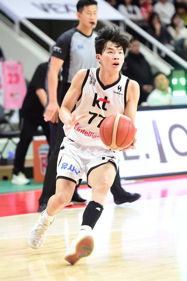 19일 안양실내체육관에서 열린 2025~26 LG전자 프로농구 정규리그 안양 정관장과의 원정 경기에서 데뷔전을 치른 강성욱. KBL 제공