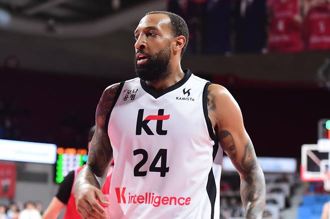 19일 안양실내체육관에서 열린 2025~26 LG전자 프로농구 정규리그 안양 정관장과의 원정 경기에서 팀 내 최다 득점을 기록한 데릭 윌리엄스. KBL 제공