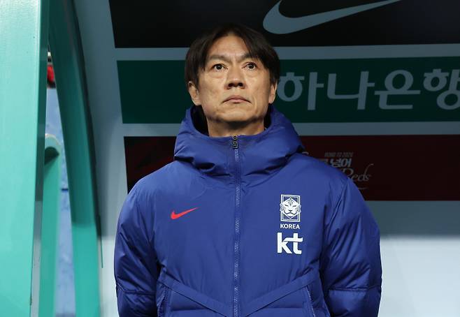 경기장 바라보는 홍명보 감독 (대전=연합뉴스) 임화영 기자 = 14일 대전월드컵경기장에서 열린 남자축구 국가대표 A매치 평가전 대한민국과 볼리비아의 경기. 한국 홍명보 감독이 경기장을 바라보고 있다. 2025.11.14 hwayoung7@yna.co.kr/2025-11-14 20:22:36/ <저작권자 ⓒ 1980-2025 ㈜연합뉴스. 무단 전재 재배포 금지, AI 학습 및 활용 금지>