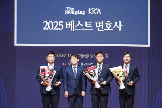 2025 중앙일보-한국사내변호사회 변호사 평가 시상식이 17일 서울 마포구 중앙일보에서 열렸다. 이날 박장희 중앙일보 대표이사(가운데)와 베스트 변호사 인사·노무 분과 수상자들이 기념촬영을 하고 있다. 우상조 기자