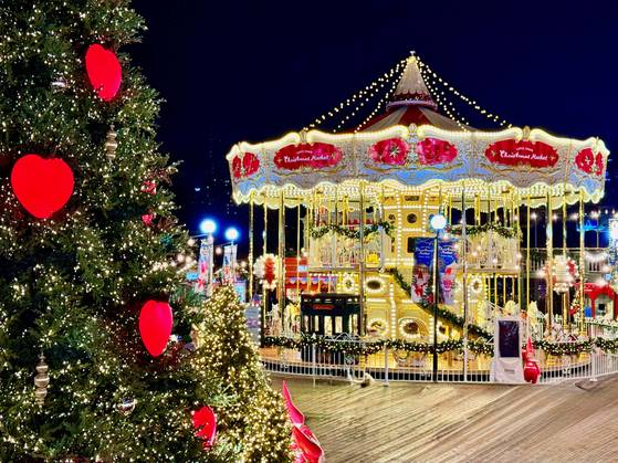 ‘롯데타운 크리스마스 마켓’의 회전목마. 사진 롯데백화점