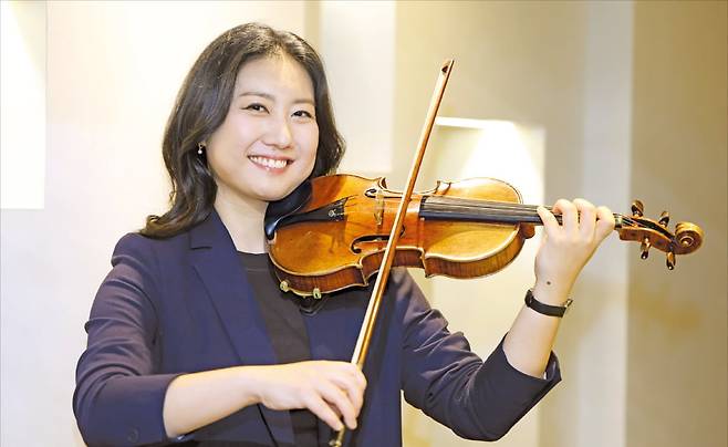 빈 필하모닉 오케스트라의 한국계 바이올리니스트 해나 조가 지난 17일 서울 반포동 JW메리어트호텔에서 바이올린 연주 포즈를 취하고 있다. 김범준 기자