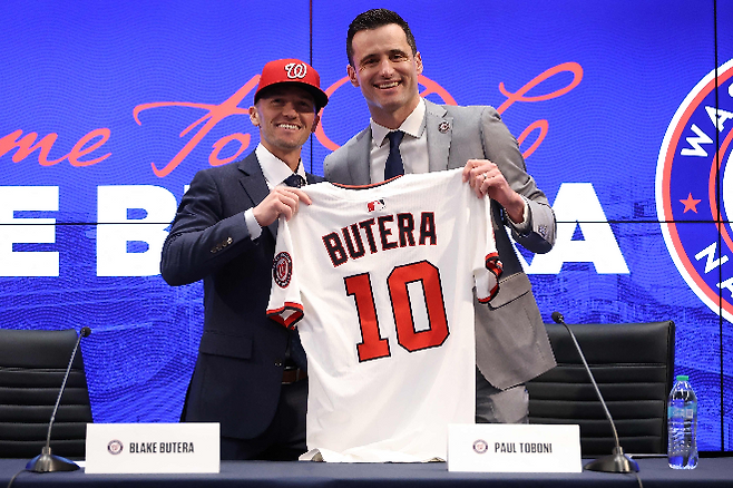 블레이크 부테라 미국 프로야구 메이저리그 워싱턴 내셔널스 신임 감독(왼쪽)이 18일(한국시간) 미국 워싱턴 내셔널스파크에서 열린 취임식에서 폴 토보니 사장과 포즈를 취하고 있다. 부테라 감독은 33세, 토보니 사장은 35세다. 사진=AFP=연합뉴스 제공