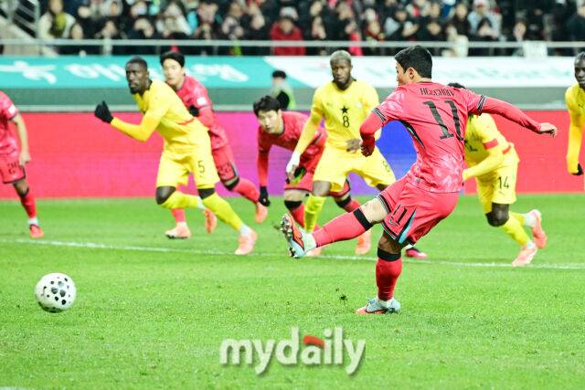 축구대표팀 황희찬이 18일 오후 서울월드컵경기장에서 진행된 가나와의 평가전 후반 PK를 실축하고 있다.