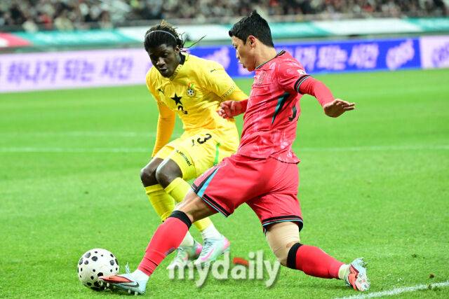 황희찬이 수비를 제치며 돌파를 하고 있다.