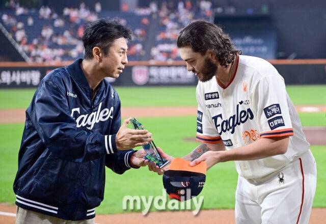 2025년 9월 26일 오후 대전 한화생명 볼파크에서 열린 '2025 신한 SOL뱅크 KBO 리그' LG 트윈스와 한화 이글스의 경기. 한화 폰세가 226K 단일시즌 최다 탈삼진 수상을 한 뒤 기뻐하고 있다./마이데일리