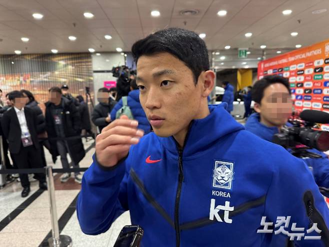 취재진과 인터뷰 중인 황희찬. 김조휘 기자