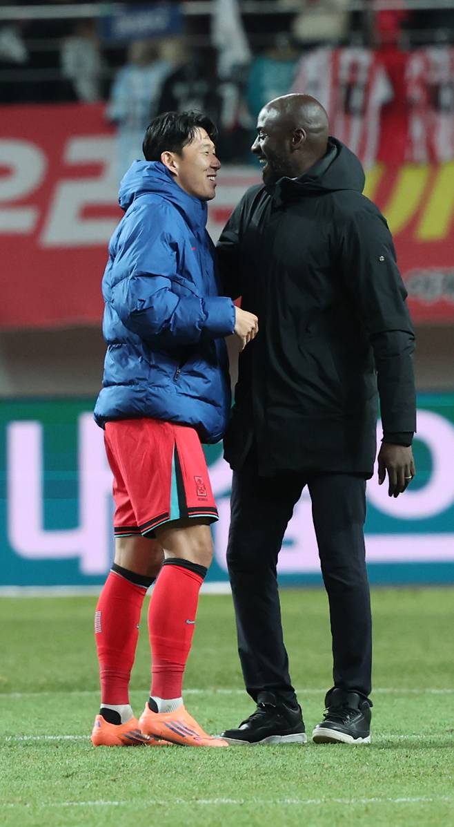 손흥민과 가나의 오토 아도 감독. 연합뉴스