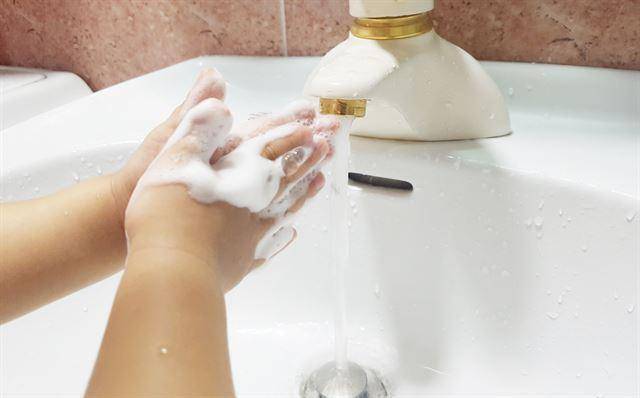 개인의 즉각적인 수칙 준수, 학교의 촘촘한 관리, 직장의 유연한 대응이 모두 결합될 때만 이번 유행 곡선을 완만하게 만들 수 있다. 게티이미지