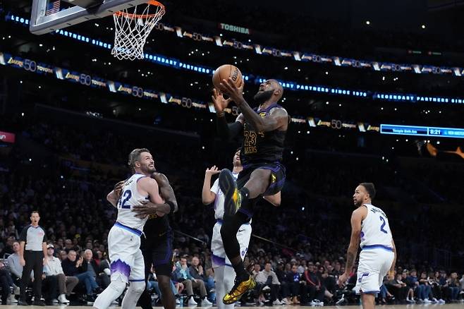 르브론 제임스(로스앤젤레스 레이커스)가 19일(한국시간) 미국 캘리포니아주 크립토닷컴 아레나에서 열린 2025~26시즌 미국프로농구(NBA) 정규시즌 유타 재즈와의 홈 경기에서 슛하고 있다. 로이터 연합뉴스