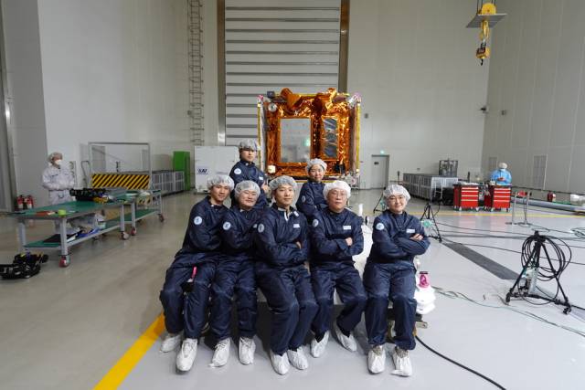 박찬흠(오른쪽에서 두 번째) 한림대춘천성심병원 교수와 연구팀이 ‘2025 휴먼인스페이스 챌린지' 최종 우승을 기념해 사진을 찍었다. 사진 제공=한림대춘천성심병원