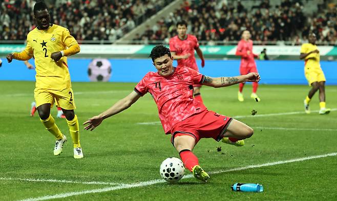 김민재가 지난 18일 서울월드컵경기장에서 열린 가나와 평가전에서 공을 걷어내고 있다. 연합뉴스