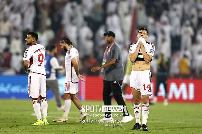 ▲ 지난 3월 성적 부진으로 벤투 감독을 경질하고 수원삼성에서 뛰었던 올리를 새로운 사령탑으로 세운 UAE. 아시아지역 4차예선까지 통과해 어렵사리 대륙간 플레이오프 진출권을 놓고 이라크와 다퉜으나 1무 1패로 탈락했다.