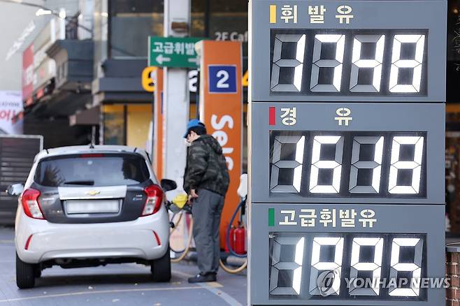 휘발유 평균 1천700원대 돌파 (서울=연합뉴스) 진연수 기자 = 국내 주유소 휘발유와 경유의 주간 평균 가격이 3주 연속 동반 상승했다.
한국석유공사 유가정보시스템 오피넷에 따르면 11월 둘째 주(10∼13일) 전국 주유소 휘발유 평균 판매가는 지난주보다 L당 18.4원 오른 1천703.9원이었다.
사진은 16일 서울 시내 한 주유소 모습. 2025.11.16 jin90@yna.co.kr