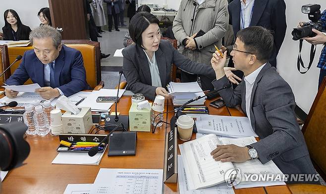 대화하는 한병도 예결위원장과 민주당 이소영 간사 (서울=연합뉴스) 황광모 기자 = 한병도 국회 예산결산특별위원회 위원장과 더불어민주당 이소영 간사가 19일 국회에서 예산안 조정소위원회 사흘째 심사 시작 전 대화하고 있다. 2025.11.19 hkmpooh@yna.co.kr