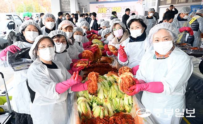 경기교육자원봉사단체협의회 회원들이 김장을 하며 기념촬영을 하고 있다. 노민규기자