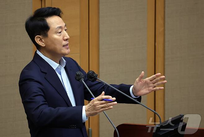 오세훈 서울시장이 18일 오전 서울 중구 서울시의회에서 열린 제333회 정례회 시정질문에 참석해 질의에 답하고 있다. 2025.11.18/뉴스1 ⓒ News1 김진환 기자