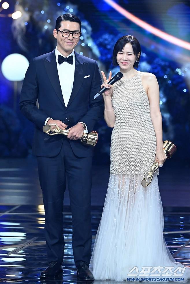 제46회 청룡영화상 시상식이 19일 여의도 KBS홀에서 열렸다. 청정원 인기 스타상을 수상한 현빈, 손예진이 기뻐하고 있다. 있다. 허상욱 기자 wook@sportschosun.com/2025.11.19/