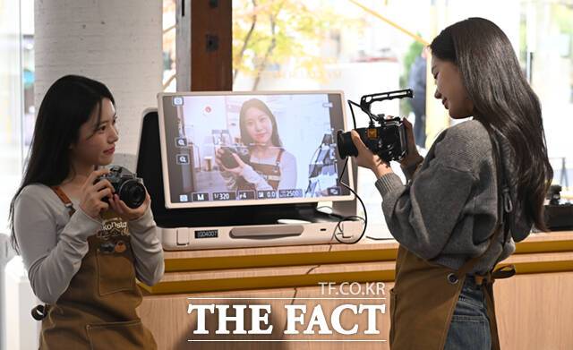광학기기 전문기업 니콘이미징코리아(대표 정해환)가 20일 서울 종로구 북촌 코너스퀘어에 'Nikon Stay(니콘 스테이)'를 오픈한 가운데, 모델들이 내부 공간에서 니콘의 첫 시네마 카메라 ZR의 시네마 모드를 체험하고 있다.