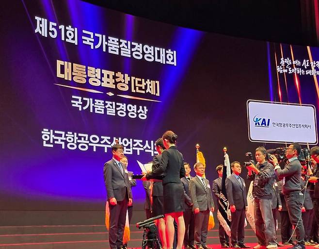 19일 제51회 국가품질경영대회에서 KAI CS본부 박경은 전무(왼쪽 첫번째)가 포즈를 취하고 있다. KAI 제공