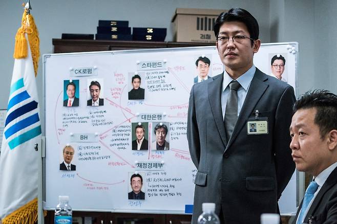 ‘론스타 먹튀 사건’을 바탕으로 한 영화 <블랙머니>. 영화 스틸컷