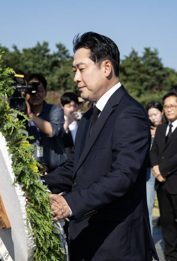 국민의힘 장동혁 대표가 지난 9월 14일 남구 유엔기념공원을 찾아 참배 하고 있다. 국제신문DB