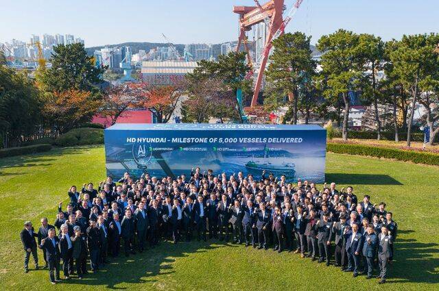HD현대중공업 울산 본사에서 19일 열린 ‘선박 5000척 인도 기념행사’에서 정기선 HD현대 회장을 비롯한 참석자들이 화이팅을 외치고 있다. 단일 조선 기업이 선박 5000척을 건조해 선주에게 인도한 것은 HD현대가 처음이다. HD현대 제공