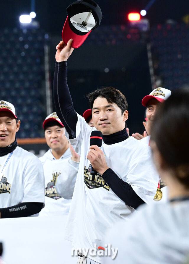 31일 오후 대전 한화생명 볼파크에서 진행된 '2025 신한 SOL Bank KBO 한국시리즈 5차전' LG트윈스-한화 이글스와의 경기.LG가 4-1로 승리해 통합 우승을 차지한 뒤 박해민이 팬들에게 인사를 하고 있다./마이데일리