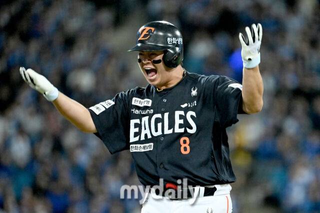 21일 대구 삼성라이온즈파크에서 열린 '2025 신한 SOL BANK KBO 포스트 시즌' 삼성 라이온즈와 한화 이글스 플레오이프(PO) 3차전 경기. 한화 노시환이 5회초 2사 3루에 역전 투런포를 친 후 기뻐하고 있다./마이데일리