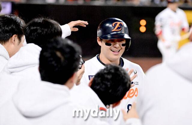 2025년 10월 24일 오후 대전한화생명볼파크에서 열린 '2025 신한 SOL BANK KBO 포스트 시즌' 삼성 라이온즈와 한화 이글스의 플레이오프(PO) 5차전 경기. 한화 1루 주자 노시환이 3회말 1사 1.3루서 채은성의 1타점 2루타 때 삼성 우익수 김성윤의 송구 실책 때 홈을 밟고 동료들의 축하를 받고 있다./마이데일리