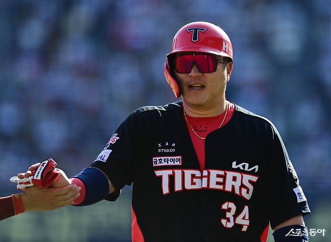 2026시즌 FA 시장에 나온 최형우는 원 소속팀 KIA 잔류가 유력하다는 관측이었지만, 최근 들어 기류가 바뀌면서 이적 가능성도 대두되고 있다. 스포츠동아 DB