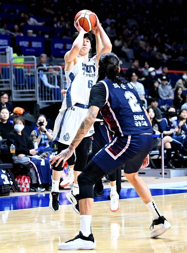 소노 이정현(왼쪽)이 20일 부산 사직체육관에서 열린 KCC전 도중 최준용의 수비를 피해 3점슛을 시도하고 있다. 사진제공|KBL