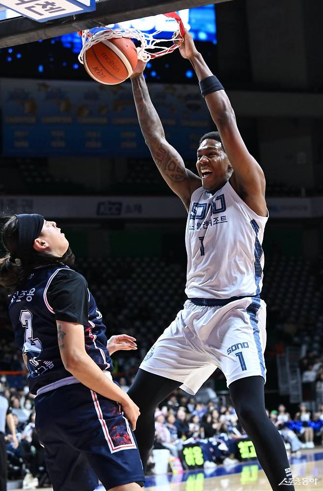 소노 네이던 나이트(오른쪽)가 20일 부산 사직체육관에서 열린 KCC전 도중 최준용을 앞에 두고 강력한 투 핸드 덩크슛을 림에 꽂고 있다. 사진제공|KBL