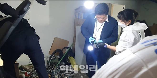 경찰이 지난 9월 경기도에 위치한 정씨의 집을 압수수색하고 있다. (사진=서울경찰청 광역수사단)
