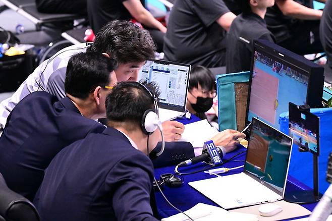 V-리그 현장에서 비디오판독을 진행하는 모습