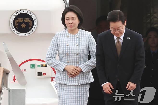 이재명 대통령과 김혜경 여사가 17일 오전 주요 20개국(G20) 정상회의 참석을 계기로 아프리카와 중동 등 4개국 순방을 위해 경기 성남 서울공항을 통해 출국하며 인사하고 있다. 2025.11.17/뉴스1 ⓒ News1 이광호 기자