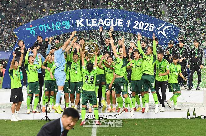 전북 현대의 최철순(가운데)이 8일 전주월드컵경기장에서 열린 하나은행 K리그1 대전 하나 시티즌과 경기 후 진행된 우승 시상식에서 트로피를 들어오리며 동료들과 함께 기뻐하고 있다. 2025. 11. 8. 전주 | 박진업 기자 upandup@sportsseoul.com
