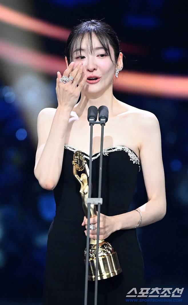 제46회 청룡영화상 시상식이 19일 여의도 KBS홀에서 열렸다. 여우조연상을 수상한 박지현이 수상 소감을 말하고 있다. 허상욱 기자 wook@sportschosun.com/2025.11.19/