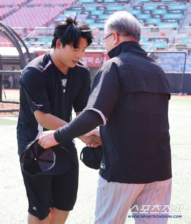 4일 수원 KT위즈파크. 한화의 새 사령탑 김경문 감독이 KT 강백호와 인사하고 있다. 수원=정재근 기자 cjg@sportschosun.com/
