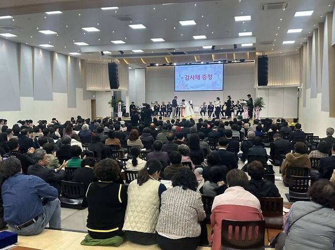 이옥란 원장이 대성전에서 축하행사 중 감사패를 수여하고 있다.