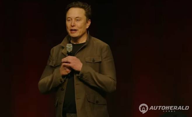 일론 머스크 테슬라 CEO는 2024년 AI5가 현행 AI4 대비 10배의 성능 향상을 제공할 것이라고 강조해 왔다(출처: 테슬라 소셜미디어 캡처)