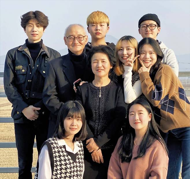 최월숙씨 제공최월숙(가운데)·조영래(윗줄 왼쪽에서 둘째) 부부와 일곱 자녀가 지난해 추석 명절에 모여 사진을 찍었다. 명절이 아니면 다 같이 모이기 쉽지 않아 평소 단체 영상 통화를 하면서 일상을 나눈다고 한다.