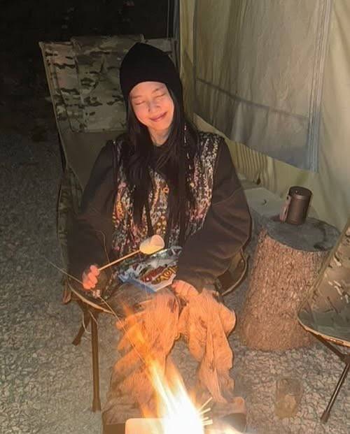 블랙핑크 제니는 김장조끼를 활용한 '고프코어'와 믹스된 캠핑 룩을 선보이며, 김장조끼를 힙스터의 아이템으로 변화시켰다. @jennierubyjane