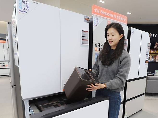 고객에 롯데하이마트에서 김치냉장고를 살펴보고 있다.ⓒ롯데하이마트