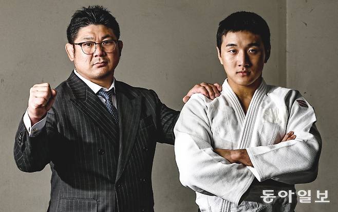 황희태 한국 남자 유도대표팀 감독(왼쪽)과 2024 파리 올림픽 81㎏ 이하급 동메달리스트 이준환이 최근 전남 순천시 팔마체육관에서 카메라 앞에 섰다. 이준환은 황 감독의 지도 아래 구슬땀을 흘리며 내년 아이치-나고야 아시안게임을 준비하고 있다. 순천=양회성 기자 yohan@donga.com