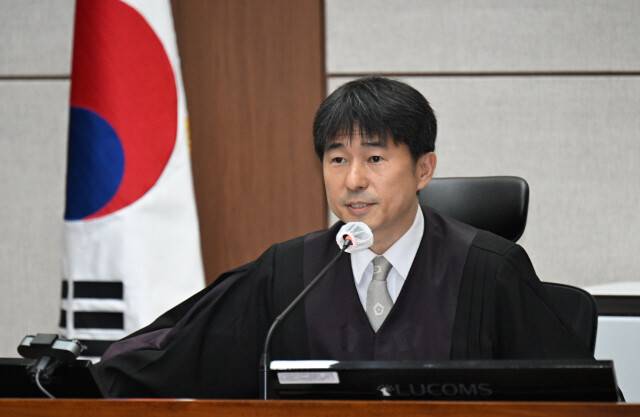 지귀연 부장판사가 2025년 4월21일 서울 서초동 서울중앙지법에서 열린 내란 우두머리 혐의 형사재판 두번째 공판에서 취재진의 퇴장을 명령하고 있다. 사진공동취재단