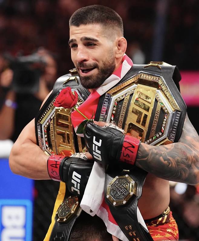 UFC 페더급에 이어 라이트급 챔피언에 오른 일리아 토푸리아. 사진=UFC SNS