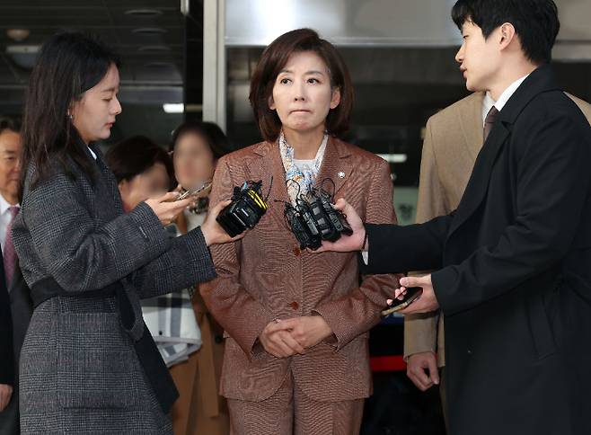 국민의힘 나경원 의원이 20일 오후 서울 양천구 남부지법에서 열린 '국회 패스트트랙(신속처리안건) 충돌 사건' 관련 1심 선고 공판에서 벌금 2,400만원을 선고 받은 후 입장을 밝히고 있다. 황진환 기자