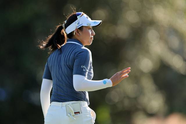 갤러리에게 인사하고 있는 지노 티띠꾼. 사진 제공=AFP연합뉴스