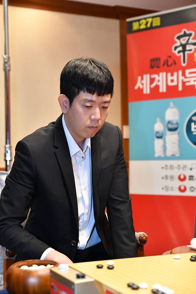 강동윤 9단이 21일 부산 호텔농심에서 열린 제27회 농심신라면배 세계바둑최강전 2라운드 5국에서 중국의 탄샤오 9단과 대국하고 있다. 한국기원 제공